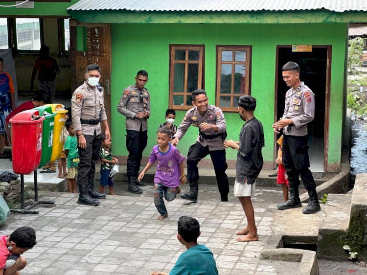 Bersatu dalam Bencana: Personel Polda NTT Berikan Bantuan di Flotim.