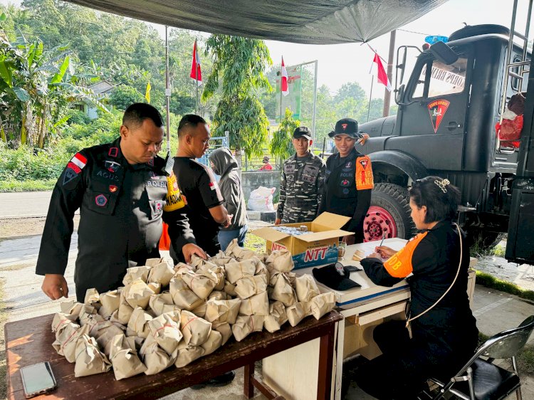 Brimob Polda NTT Sediakan Dapur Lapangan untuk Korban Erupsi Gunung Lewotobi