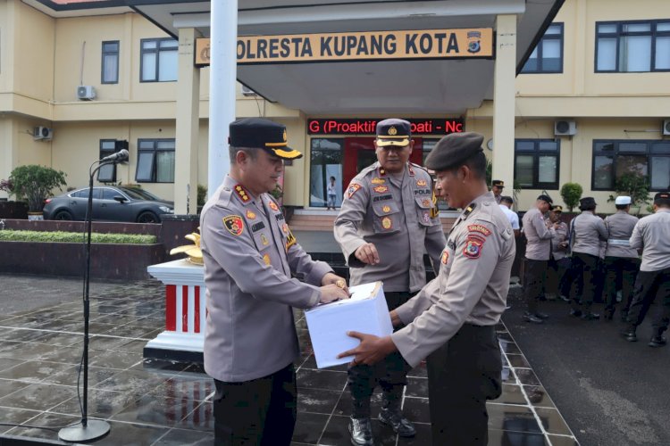 Kapolresta Kombes Aldinan Manurung Pimpin Apel Anev dan Berikan Donasi Bagi Warga Terdampak Letusan Gunung Lewotobi di Flores Timur