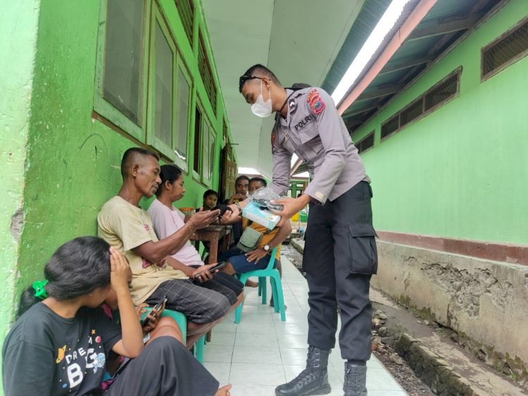 Tim Trauma Healing Ditsamapta Polda NTT Bantu Korban Erupsi Gunung Lewotobi Laki-laki di Kabupaten Flotim.-