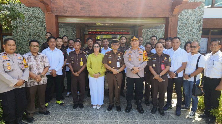 Kapolresta Kupang Kota Beri Kejutan Ulang Tahun Kajari Kota Kupang