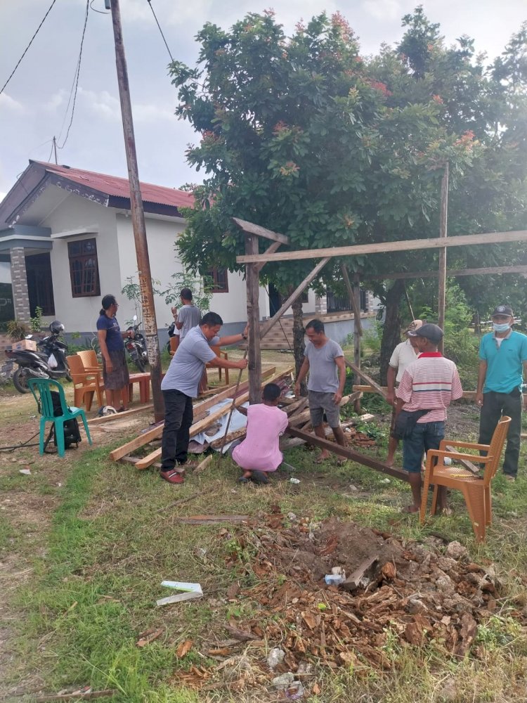 Polisi RW Bakti Sosial Bersama Warga, Bangun Pos Kamling di Liliba