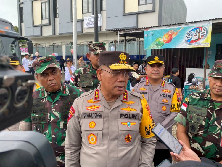 Pastikan Pemilu Berjalan Lancar di Kota Kupang, Kapolda NTT Irjen Pol. Daniel Tahi Monang Silitonga Cek TPS.-