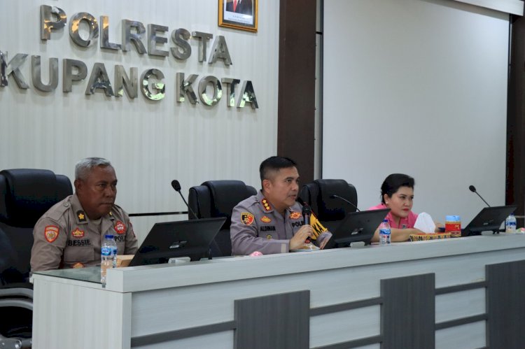 Kapolresta Didampingi Kabag SDM dan Ketua Bhayangkari, Beri Arahan Kepada Polwan Polresta Kupang Kota