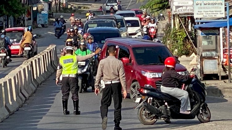 Satlantas Polresta Kupang Kota Gatur Lalin Pada Lokasi Rawan di Kota Kupang