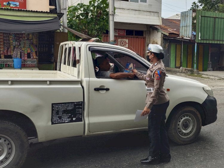 Hari Ketiga Pelaksanaan Operasi Keselamatan Turangga 2024, Polresta Kupang Kota Berikan Himbauan dan Bagikan Brosur Keselamatan Berlalulintas.