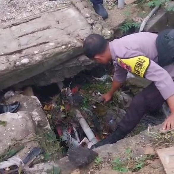 Bhabinkamtibmas Fontein Polresta Kupang Kota Bersihkan Saluran Air yang Tersumbat Sampah