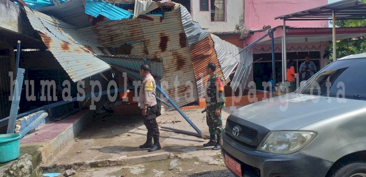 Bhabinkamtibmas Kelurahan Solor, Datangi Korban Angin Puting Beliung