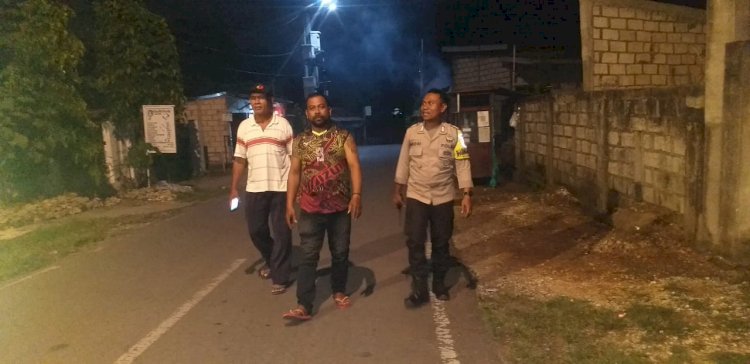 Bhabinkamtibmas Liliba Bersama Warga, Patroli Jalan Kaki Menjaga Keamanan Lingkungan