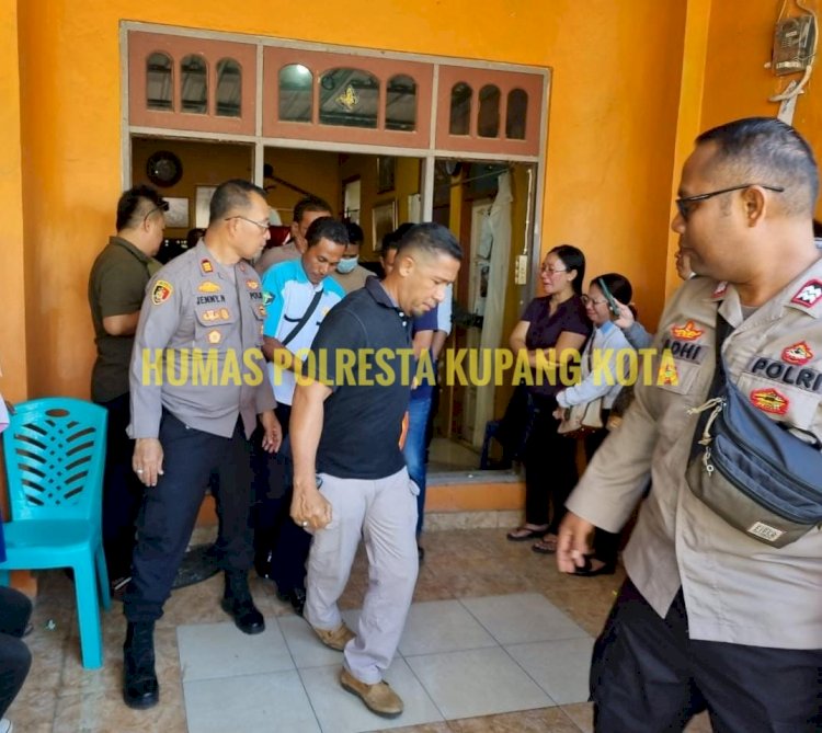 Dapat Informasi Orang Gantung Diri, Kapolsek Kota Lama Pimpin Anggota Datangi TKP di Kelapa Lima.