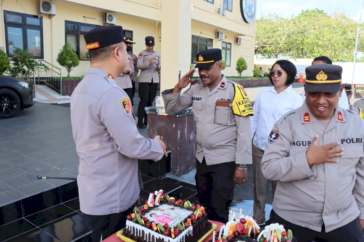 Kapolresta Aldinan Manurung Terima Ucapan Selamat Ulang Tahun dari Anggota Polresta Kupang Kota