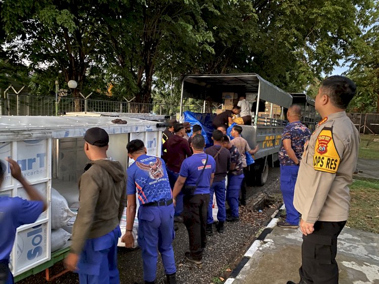 Polresta Kupang Kota Bantu Distribusi Paket Bansos Kapolri Bagi Korban Letusan Gunung Ile Lewotobi