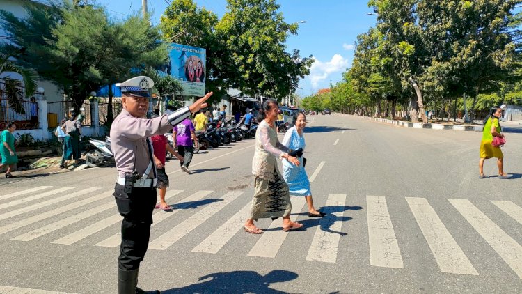 Berikan Rasa Aman dan Nyaman, Satlantas Polresta Kupang Kota Amankan Ibadah Minggu di Sejumlah Gereja