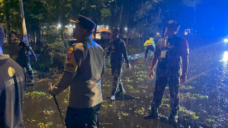 Kapolresta Kupang Kota Bersama Dandim 1604 Kupang Terjun Langsung Bersihkan Jalan Akibat Pohon Tumbang