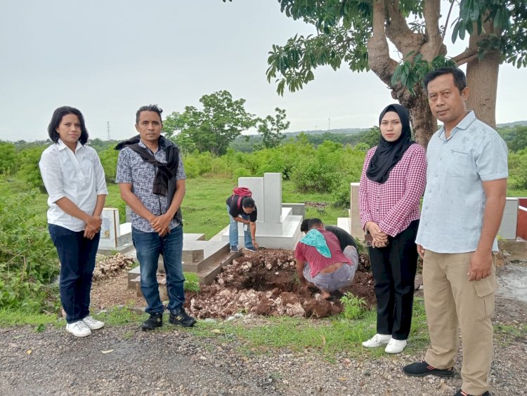 Penyidik Polsek Alak Dampingi Tim Medis, Lakukan Pemakaman Bayi yang Ditemukan di Penkase Oeleta