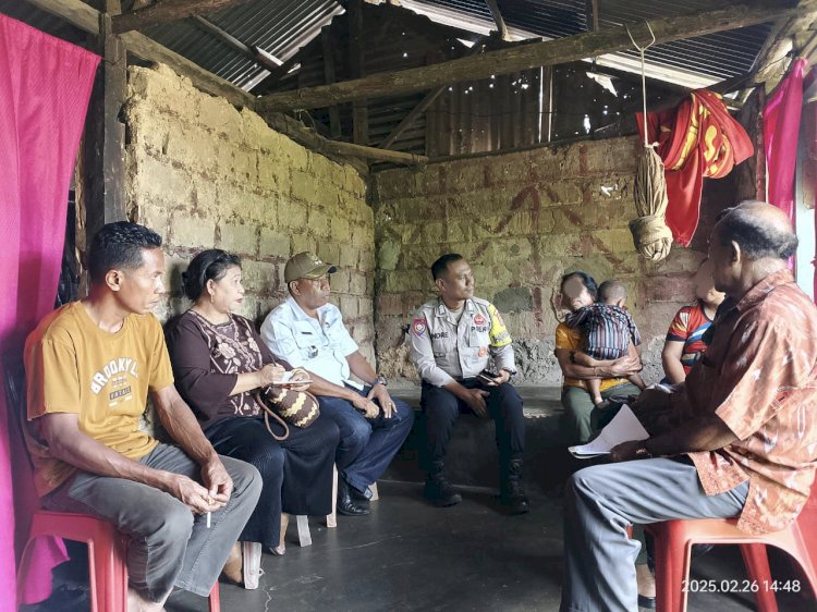 Terlantarkan 7 Orang Anak yang Diurus Oleh Neneknya, Bhabinkamtibmas dan Perangkat Pemerintah Kelurahan Liliba Datangi Rumah Warga.