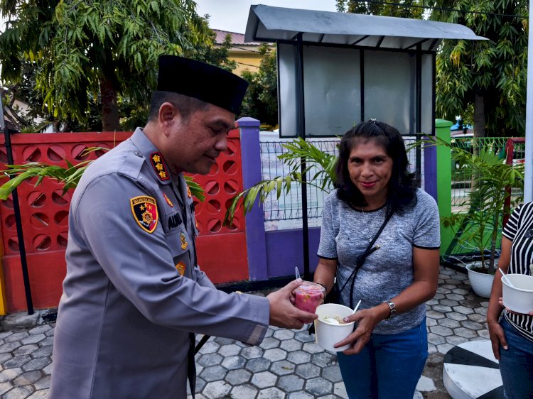 Berkah Ramadhan, Kapolresta Aldinan Manurung Berbagi Takjil untuk Warga Oetete.
