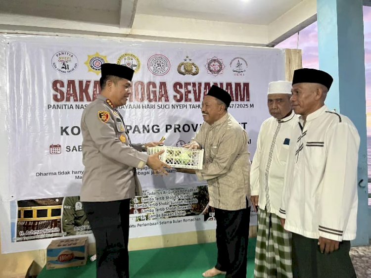 Kapolresta Kupang Kota dan PHDI, Berbagi Takjil di Masjid Nurul Hidayah Kelapa Lima.
