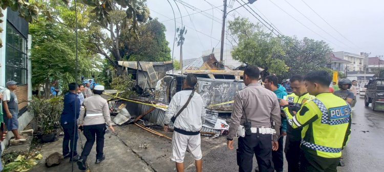 Satlantas Polresta dan Polsek Kota Lama, Datangi serta Olah TKP Kecelakaan yang Menyebabkan Kebakaran Mobil.