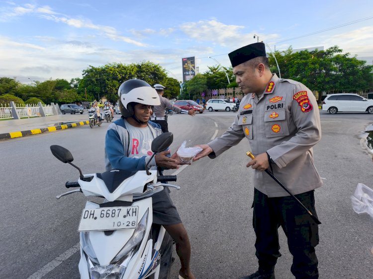 Polresta Kupang Kota Hadirkan Keberkahan Ramadhan Melalui Berbagi Takjil