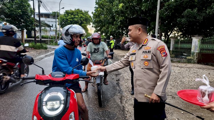 Berbagi Kebahagiaan, Polresta Kupang Kota Bagi Takjil di Oebufu.