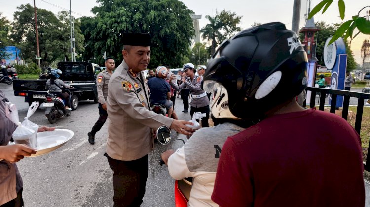 Kapolresta Kupang Kota Berbagi Takjil untuk Masyarakat