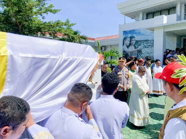 Kapolresta Kupang Kota Ikut dalam Penjemputan Jenazah Mgr Petrus Turang