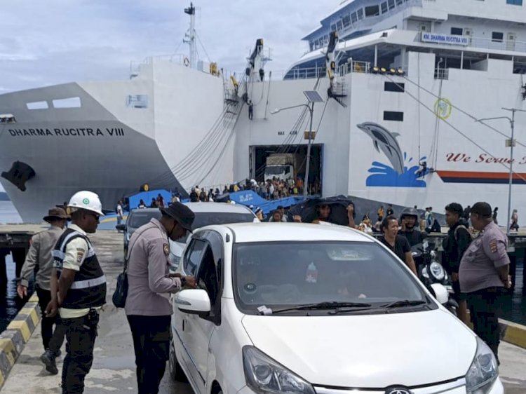 Ribuan Penumpang Arus Balik Tiba di Kota Kupang, Polsubsektor Tenau Lakukan Pengamanan dan Pemeriksaan di Pelabuhan.