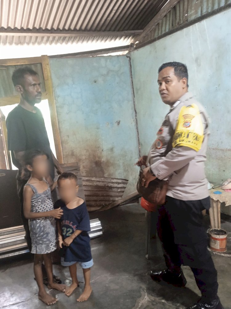 Bhabinkamtibmas Bripka Marsel Nitte, Sambangi dan Berikan Bantuan kepada Warganya yang Terdampak Bencana Longsor.