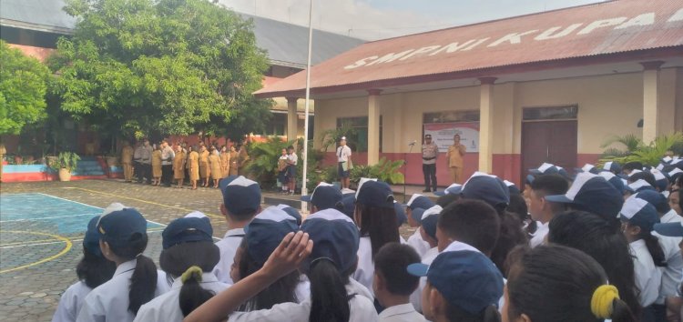 Pimpin Upacara Bendera di SMP Negeri 1, Kapolsek Akp Frids Mada Tekankan Cinta Tanah Air dan Jauhi Sikap yang Merugikan Diri Sendiri juga Sekolah.