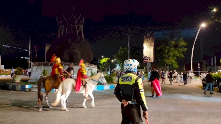 Prosesi Jalan Salib Pemuda Klasis Kota Kupang, Wakapolresta AKBP Agung Wirata Pimpin Pengamanan di Lokasi.