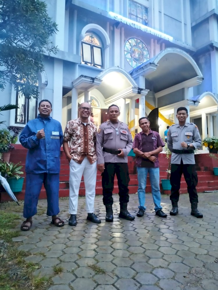 Dibawah Guyuran Hujan, Polresta Kupang Kota Amankan Misa Malam Paskah.