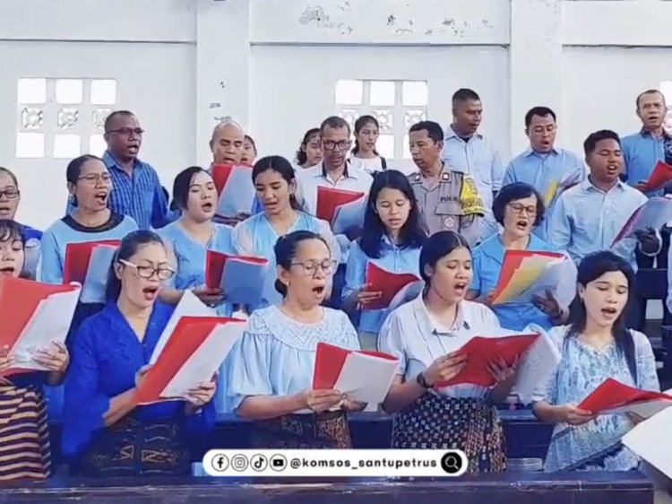 Bhabinkamtibmas Aiptu Bone Luma, Ikut Tampil dalam Koor Misa Paskah di Gereja Santo Petrus Manulai Dua.