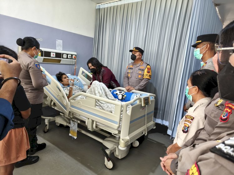 Wujud Kepedulian, Kapolresta Kupang Kota Bersama Ketua Bhayangkari Jenguk Personel yang Sakit.