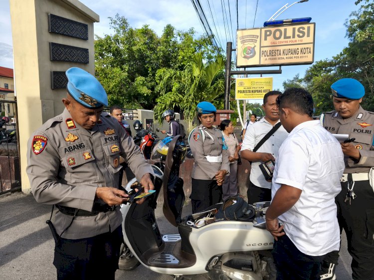 Tegakkan Disiplin, Seksi Propam Periksa Kelengkapan Anggota Polresta Kupang Kota.