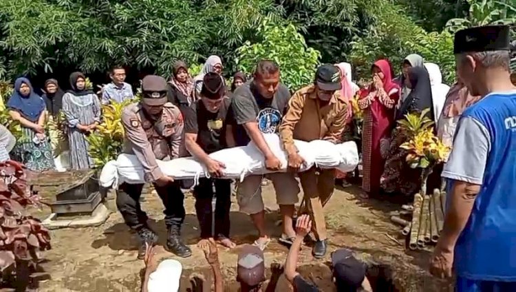 Anggota Polsek Buluspesantren Ikut Menggali Makam demi Bantu Sahabatnya