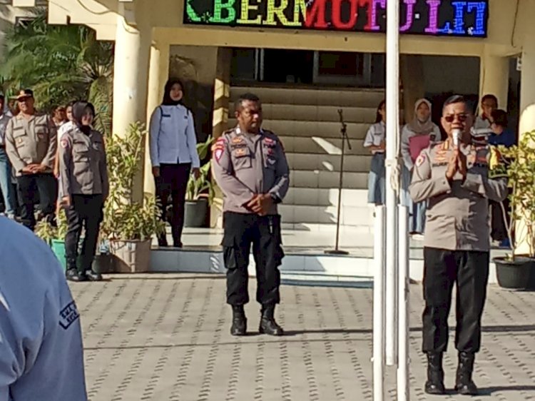 Kasat Binmas Polresta Kupang Kota Dampingi Irwasda Polda NTT Sambang SMA N 1 Kupang