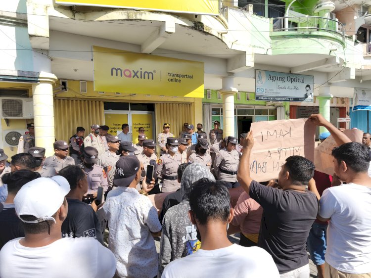 Amankan Aksi Damai Driver Maxim, Wakapolresta Kupang Kota Pimpin Pengamanan Anggota Secara Humanis.