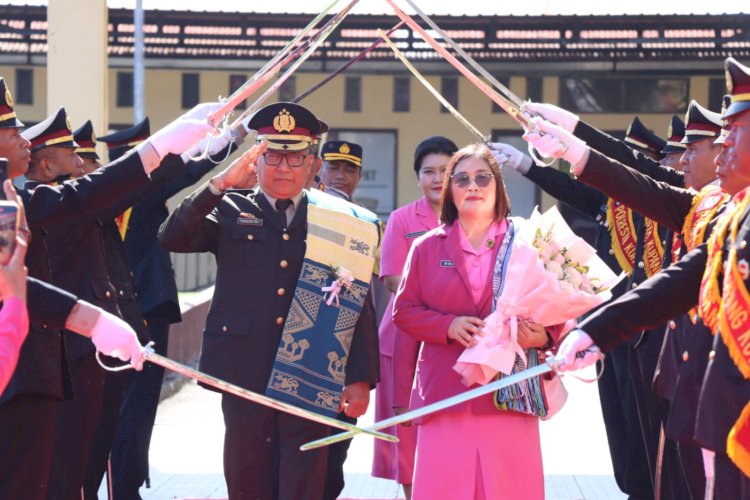 Wisuda Purna Bakti, Polresta Kupang Kota Melepas Kompol Syalom Rohi dan Akp Apris Wahi yang Memasuki Masa Pensiun.