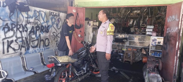 Respon Aduan Warga, Bhabinkamtibmas Aipda Ketut Tegur Pemilik Bengkel Motor di Kolhua.
