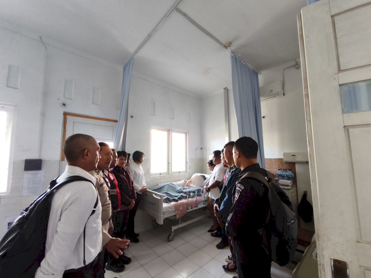 Sebagai Bentuk Empati, Leting zAzg Polresta Kupang Kota Jenguk dan Berbagi Kasih Dengan Rekan yang Sakit.