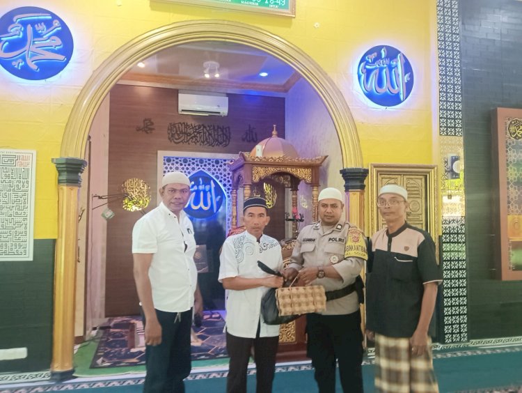 Bhabinkamtibmas Solor Berbagi Kasih Dengan Jemaah Masjid Al Anshar Penkase.