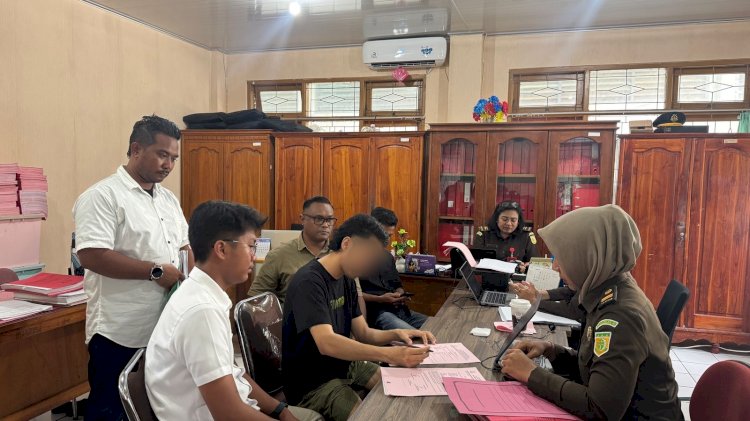 Satreskrim Polresta Kupang Kota Tahap 2 Tersangka Penggelapan dalam Jabatan ke Kejaksaan.