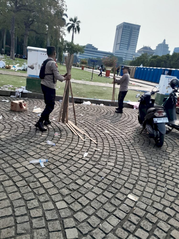 Personel Polri Sigap Bersih-bersih Kawasan Monas Usai May Day Fiesta