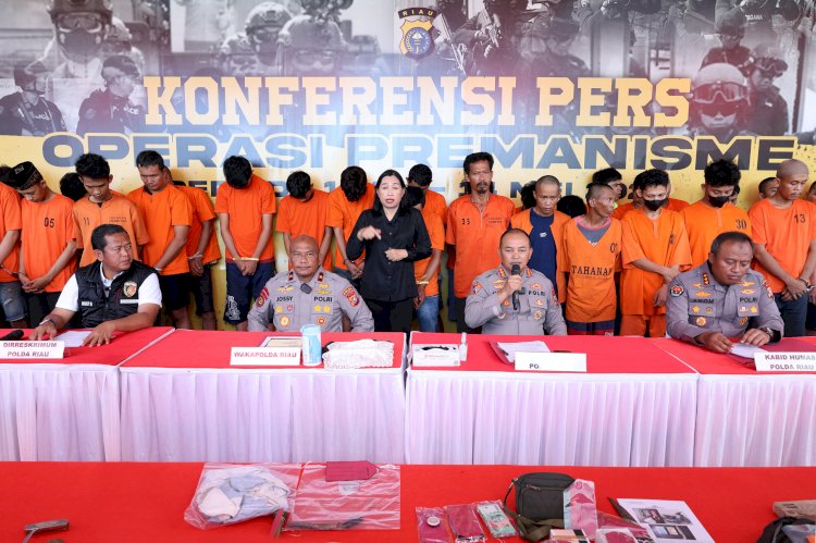POLDA RIAU KONFERENSI PERS PENGUNGKAPAN KASUS PREMANISME/KEJAHATAN JALANAN HASIL OPERASI PEKAT LANCANG KUNING 2025