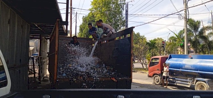 Sigap, Kasat Lantas Kompol Sudirman dan Anggota Padamkan Api yang Nyaris Membakar Sebuah Ruko dan Truk.