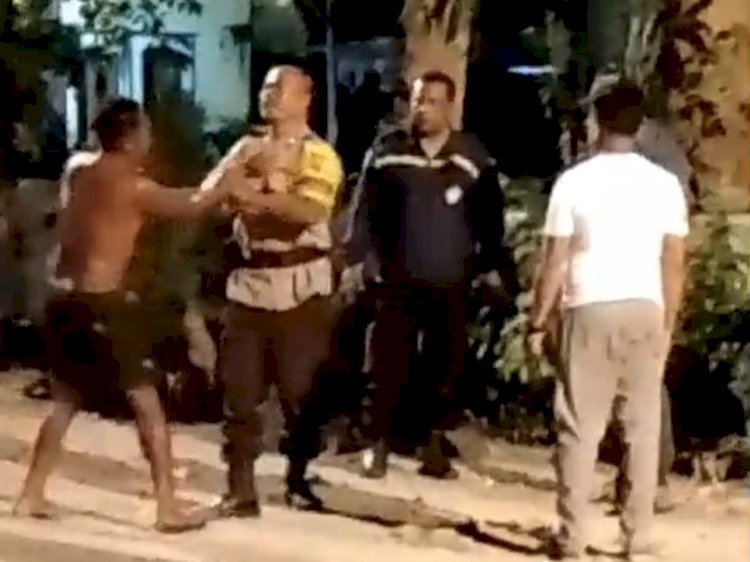 Ancam Warga dengan Sabit Hingga Menyerang Petugas, Bhabinkamtibmas Batuplat Amankan RT Pemuda Mabuk ke Polsek Alak.