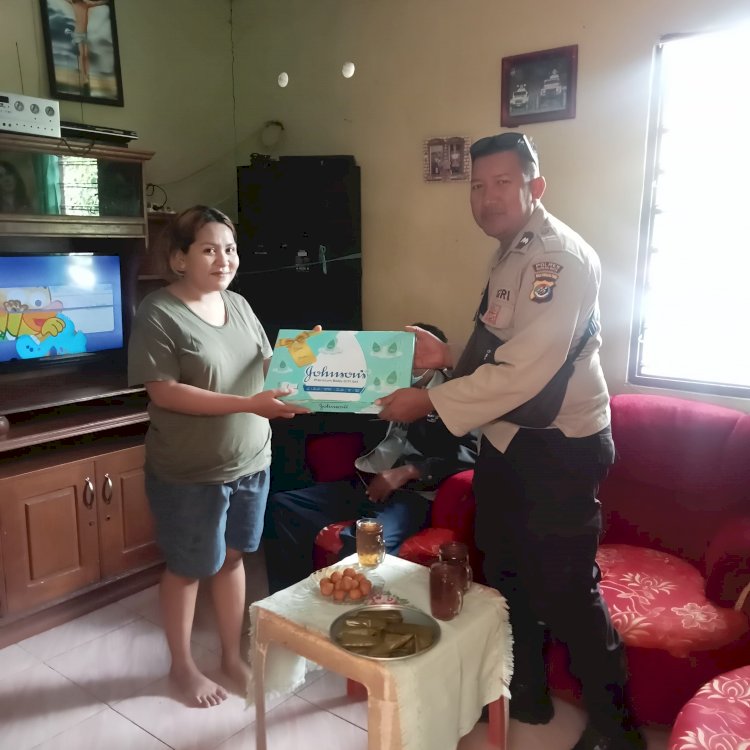 Polri untuk Masyarakat, Bhabinkamtibmas Aipda Mias Berbagi dengan Warga Binaannya.