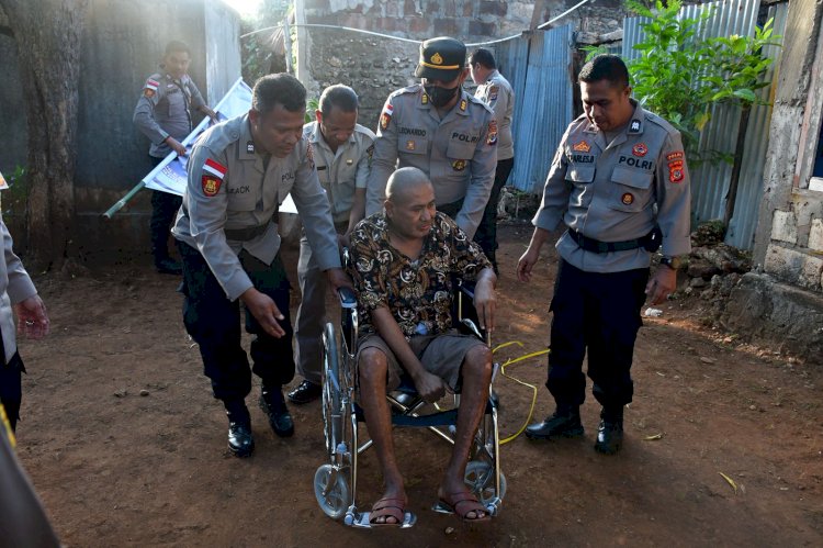 Polri Untuk Masyarakat, Kapolda NTT Irjen Pol. Rudi Darmoko Berikan Bantuan Kursi Roda Untuk Anggota yang Derita Penyakit Menahun