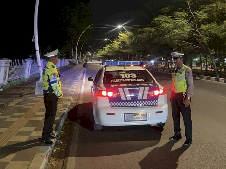 Satlantas Polresta Kupang Kota Gelar Patroli Lampu Biru, Antisipasi Balapan Liar dan Pelanggaran Lalu Lintas di Malam Hari.